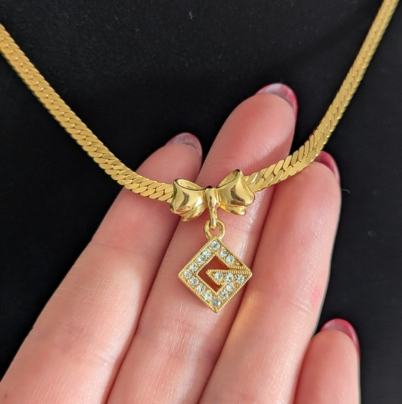 ❌ SOLD ❌ Givenchy rhinestone G gold necklace with ribbon - Picture 4 of 12
